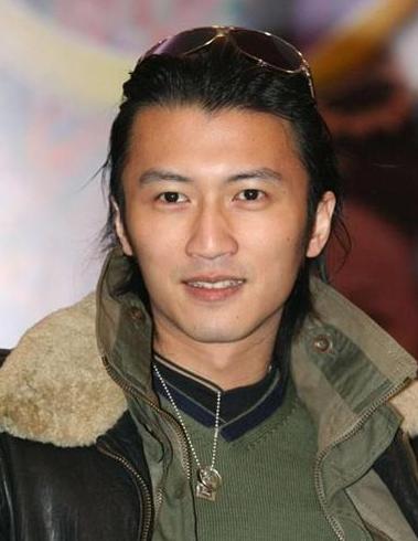 謝霆鋒聖誕沒和「王菲」一起過？「她」曬與「鋒哥」國外親密嗨玩合照，網友大驚！
