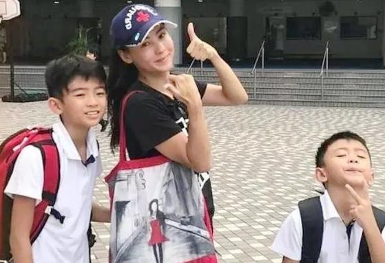 謝霆鋒聖誕沒和「王菲」一起過？「她」曬與「鋒哥」國外親密嗨玩合照，網友大驚！