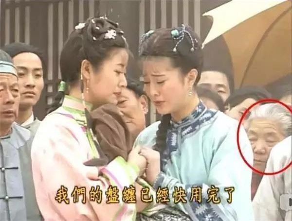讓人笑瘋的影視一瞬間，比穿幫鏡頭還爆笑的「亮點」，臨演根本是來砸場的嘛！