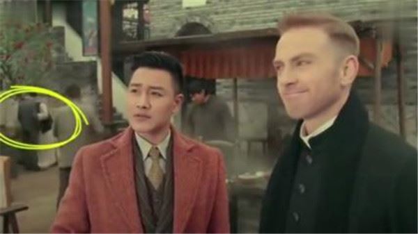 讓人笑瘋的影視一瞬間，比穿幫鏡頭還爆笑的「亮點」，臨演根本是來砸場的嘛！