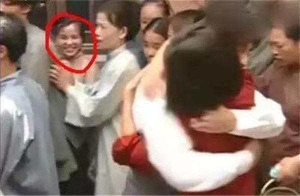 讓人笑瘋的影視一瞬間，比穿幫鏡頭還爆笑的「亮點」，臨演根本是來砸場的嘛！