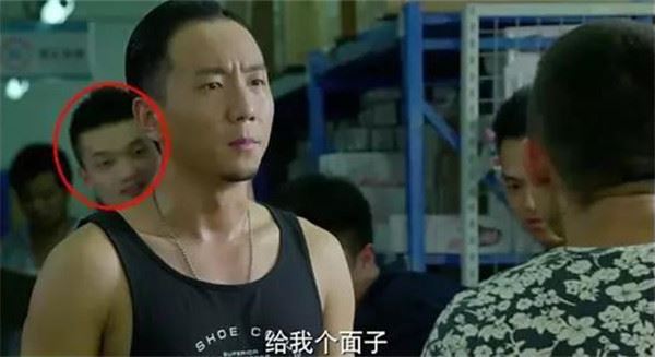 讓人笑瘋的影視一瞬間，比穿幫鏡頭還爆笑的「亮點」，臨演根本是來砸場的嘛！