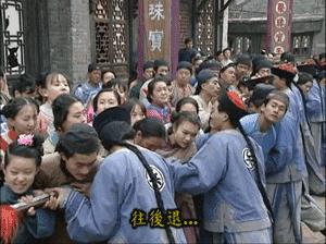讓人笑瘋的影視一瞬間，比穿幫鏡頭還爆笑的「亮點」，臨演根本是來砸場的嘛！