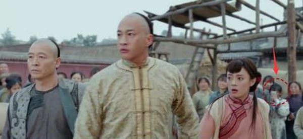 讓人笑瘋的影視一瞬間，比穿幫鏡頭還爆笑的「亮點」，臨演根本是來砸場的嘛！
