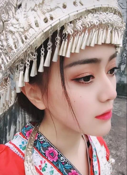 苗族小姐姐因撞臉迪麗熱巴爆紅，當爆出素顏照後網友哭了 