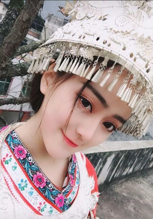 苗族小姐姐因撞臉迪麗熱巴爆紅，當爆出素顏照後網友哭了 