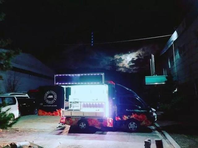 友情認證！EXO燦烈為崔泰俊送上應援咖啡車，橫幅的字讓粉絲大讚：「超有Sense」