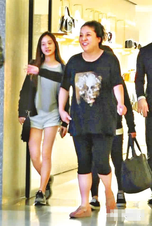 【李連杰女兒長大了!】首次公開成年女兒的合照，她們繼承了利智的好身材！網友：好有氣質啊~