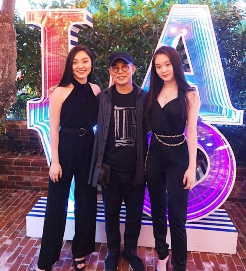 【李連杰女兒長大了!】首次公開成年女兒的合照，她們繼承了利智的好身材！網友：好有氣質啊~