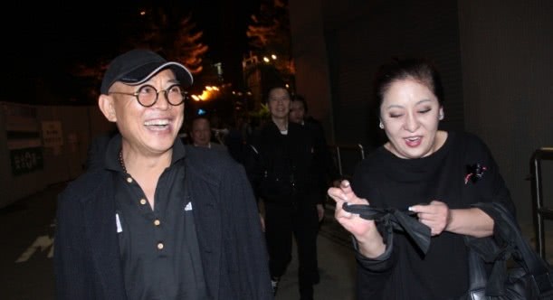 【李連杰女兒長大了!】首次公開成年女兒的合照，她們繼承了利智的好身材！網友：好有氣質啊~