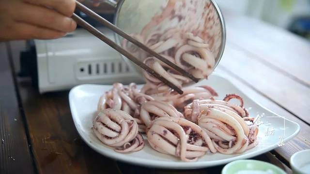 干煸魷魚須超好吃做法，在家幾下就做好，一大盤不夠吃！