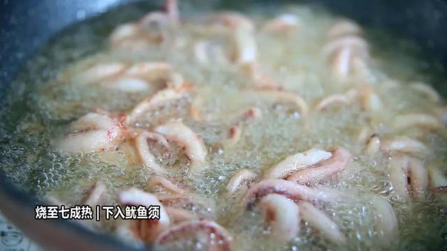 干煸魷魚須超好吃做法，在家幾下就做好，一大盤不夠吃！