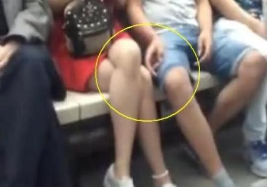 女子在地鐵上睡著，感覺腿上癢癢的，醒來後女子卻向男子表示感謝！