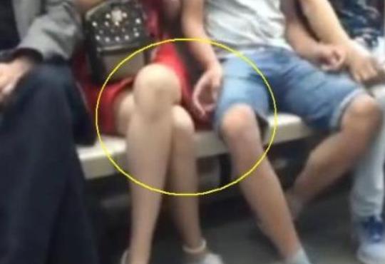 女子在地鐵上睡著，感覺腿上癢癢的，醒來後女子卻向男子表示感謝！