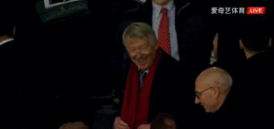 英超動人一幕：77歲弗爵爺笑成小孩模樣！5年了，首次在曼聯大勝後慶生