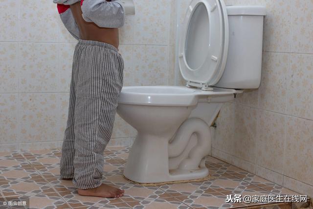 男人尿出的尿液很黃？醫生吐露：或是這些小問題