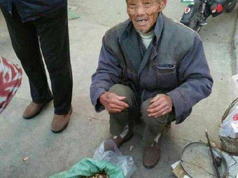 大爺菜地翻土，挖出「大量白色石頭」，被人高價收回，大爺卻突然感到心慌