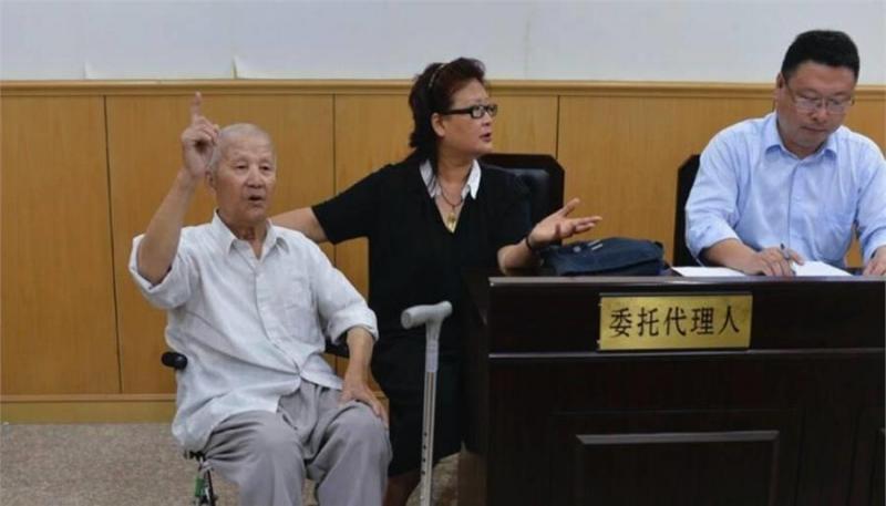 兒子每月給父親200，給乞丐2000，父親心寒起訴，兒子卻拿出了父親遺照