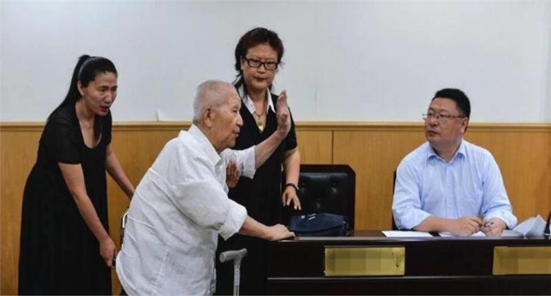 兒子每月給父親200，給乞丐2000，父親心寒起訴，兒子卻拿出了父親遺照