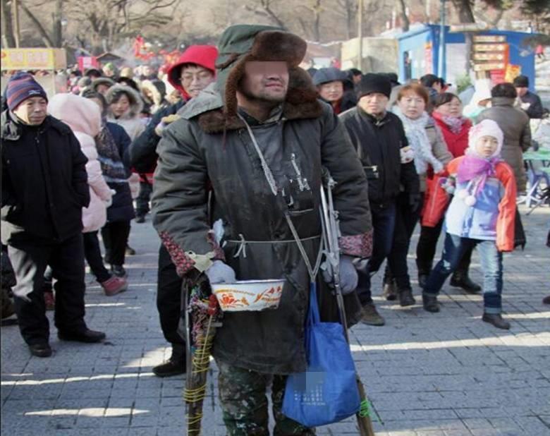 兒子每月給父親200，給乞丐2000，父親心寒起訴，兒子卻拿出了父親遺照