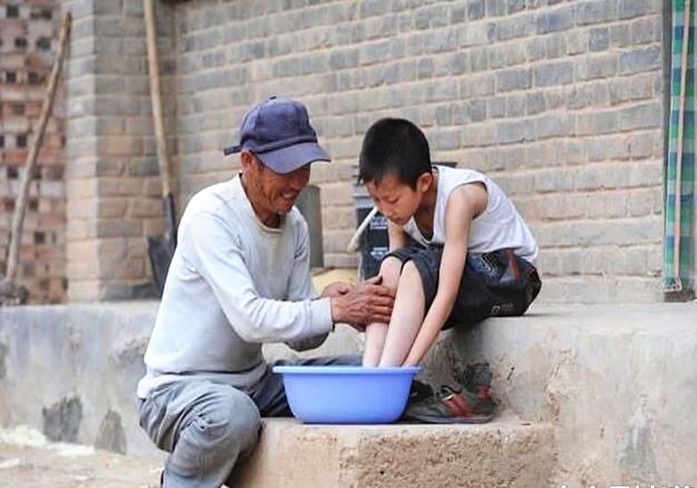 兒子每月給父親200，給乞丐2000，父親心寒起訴，兒子卻拿出了父親遺照