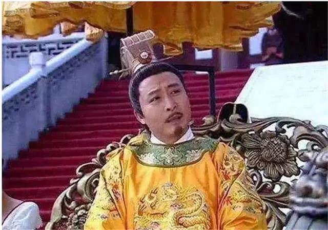 皇帝給弟弟敬酒：願你能活千歲！弟弟機智回答，救了自己一命