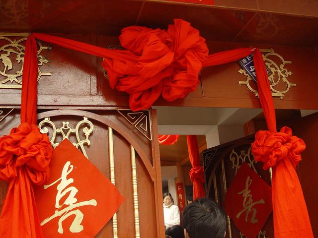我穿婚紗去前男友婚禮，眾人眼神在我身上，新郎開口，我落荒而逃