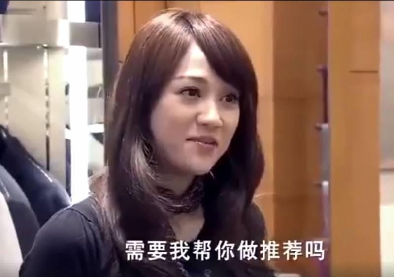 老伯「穿著太隨便」被店員瞧不起，唯獨她親切招呼，幾天後收到「升遷通知」當場愣住