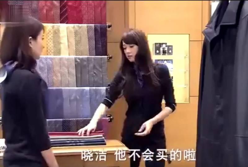 老伯「穿著太隨便」被店員瞧不起，唯獨她親切招呼，幾天後收到「升遷通知」當場愣住