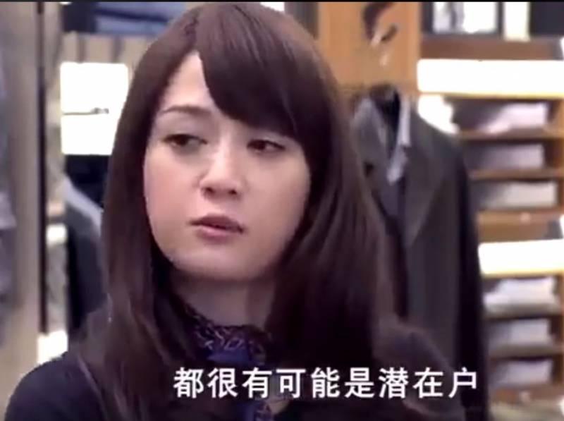 老伯「穿著太隨便」被店員瞧不起，唯獨她親切招呼，幾天後收到「升遷通知」當場愣住