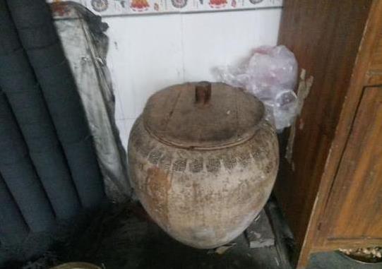 丈夫出軌，妻子照顧婆婆八年，婆婆臨終指指米缸，妻子一抓蒙住