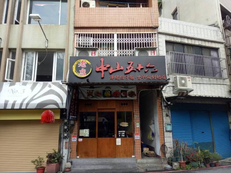 年輕警進餐廳喊話「等下有人來吃飯，錢算我的！」　老闆見到「下一秒出現的客人」讚爆：太暖心