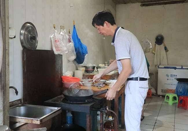 麵攤老闆見7歲女孩飢餓難耐提出「以字換麵」！25年後竟每月收到匿名寄款
