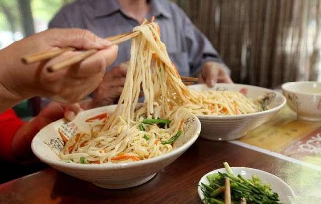 麵攤老闆見7歲女孩飢餓難耐提出「以字換麵」！25年後竟每月收到匿名寄款