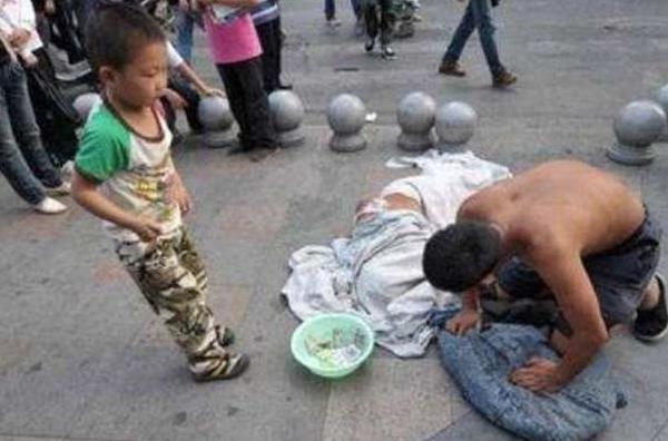 7歲男孩給乞丐9塊五毛，乞丐數完錢後，卻立馬選擇報警了！