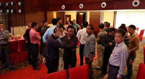 同學聚會，單親媽媽假裝上廁所買了單，結束時，老闆卻說：買下單