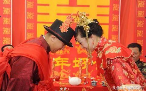 女兒生病住院，前夫送來2萬塊，他走時我多看了一眼，我淚流滿面