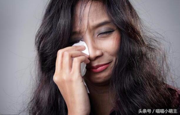 女兒生病住院，前夫送來2萬塊，他走時我多看了一眼，我淚流滿面
