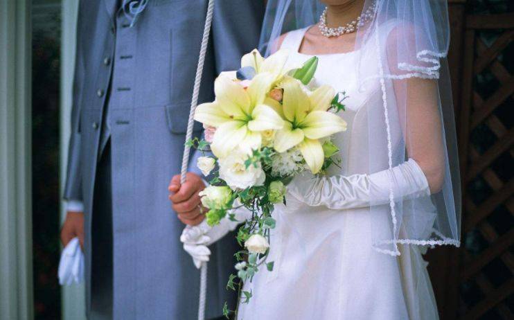 父親為錢把女兒嫁給傻子，新婚夜傻子的話讓女兒高興壞了