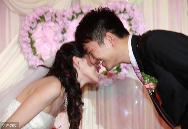 父親為錢把女兒嫁給傻子，新婚夜傻子的話讓女兒高興壞了