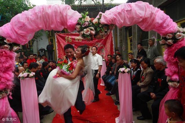 父親為錢把女兒嫁給傻子，新婚夜傻子的話讓女兒高興壞了