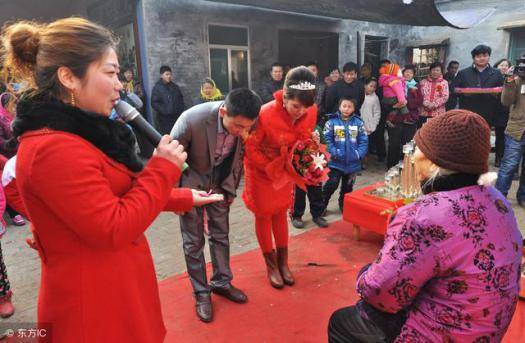 新婚夜老婆就要我「上交工資卡」才肯跟我睡，沒想到3年後「查餘額」卻讓我當場愣了…