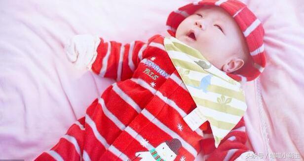 小姑子住我家2年，兒子滿月她送一張卡，取錢時看到餘額，我落淚