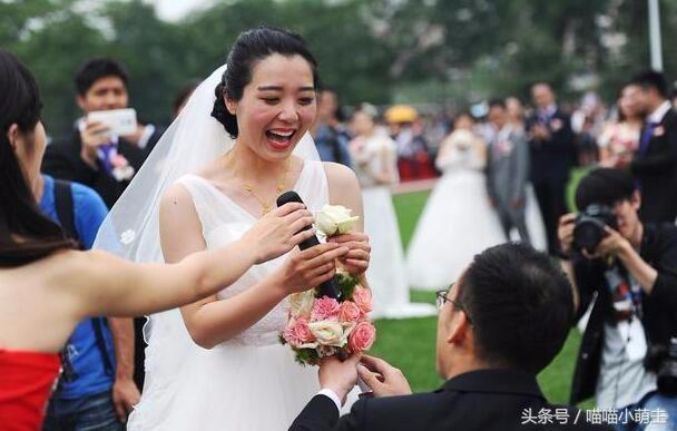 未婚先孕，婆婆只給5萬彩禮，婚禮後婆婆給我一個箱子，我愣住了