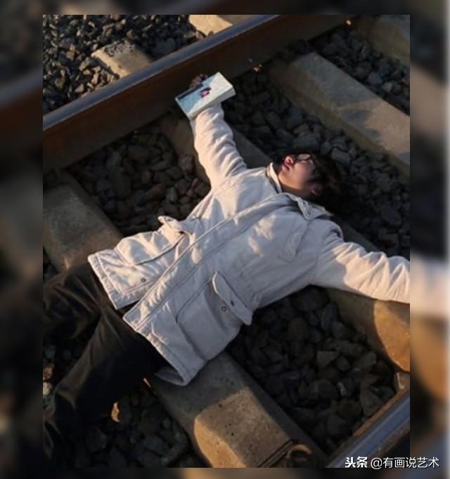 15歲考上北大，22歲初戀分手，25歲痛苦自殺，留下一幅字賣8萬