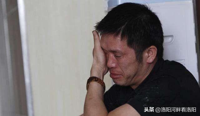 妻子每次去做頭髮，回家都不肯同床，丈夫起疑跟蹤一瞧，感動哭了