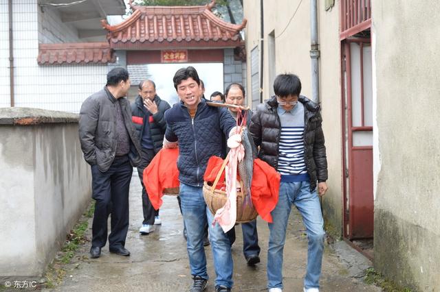 帶著婆婆去相親，男方憤然離場，第二天他帶著父母登門提親