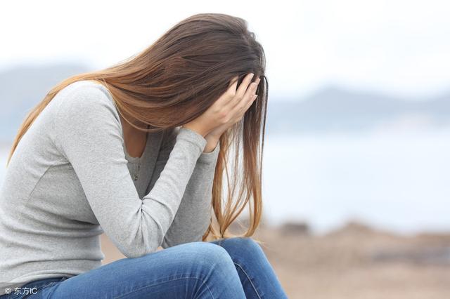 和男友同居2年，他從不出錢交房租，我要分手他卻指著床底……