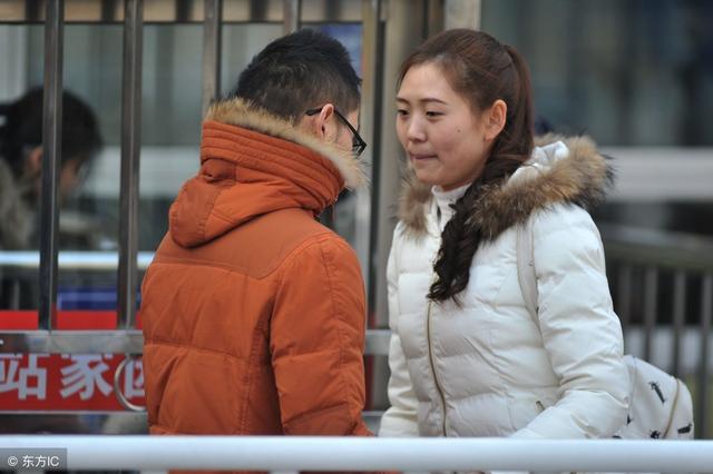 和男友同居2年，他從不出錢交房租，我要分手他卻指著床底……