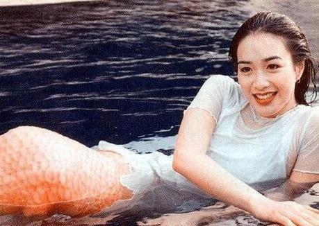 48歲鐘麗緹與老公張倫碩近照曝光，網友：真像兒子和媽！